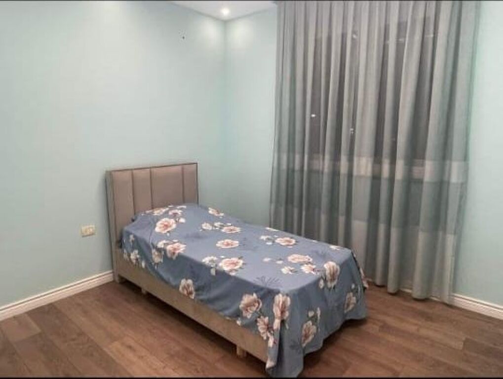 Porcelan  si affitta il secondo piano di una villa, con una superficie di 170𝐦, 3+1+2, arredato. 80,000Leke