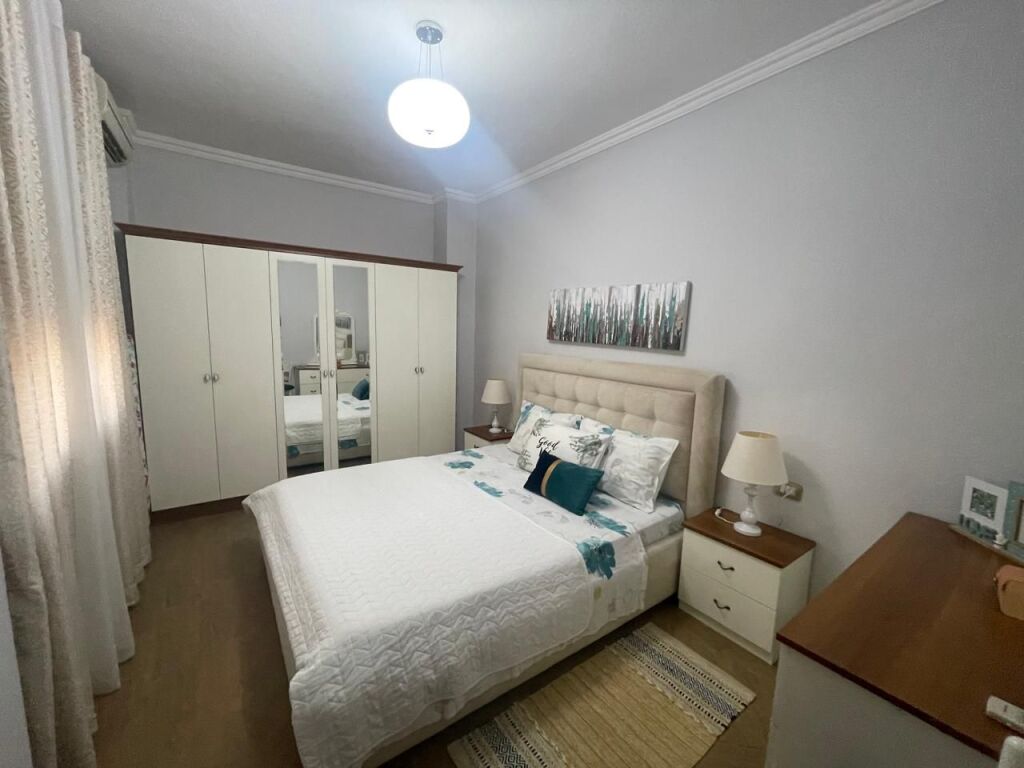 Rruga e Elbasanit, jepet me qera apartament 1+1.