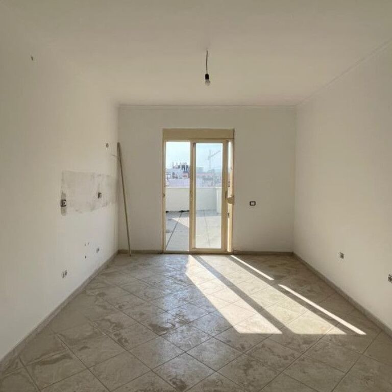 🔥 OKAZION | ULËT ÇMIMI ‼️‼️  🏡 SHITET APARTAMENT 2+1 ME VERANDË – ASTIR