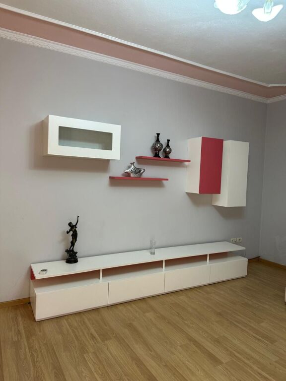 🏠Astir, vicino al Ristorante “Vellezrit Gjana” si affitta appartamento, 2+1+2, arredato. 50.000 Leke