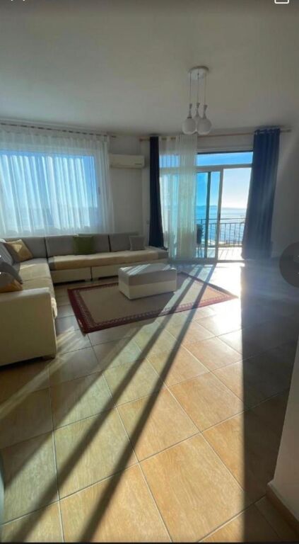 Jepen me qera 2 Apartamente me pamje deti