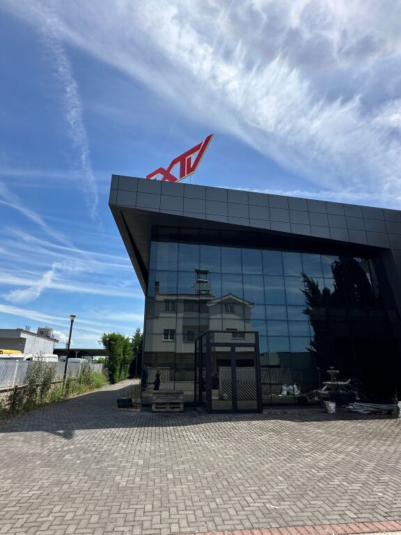 Service building for sale !