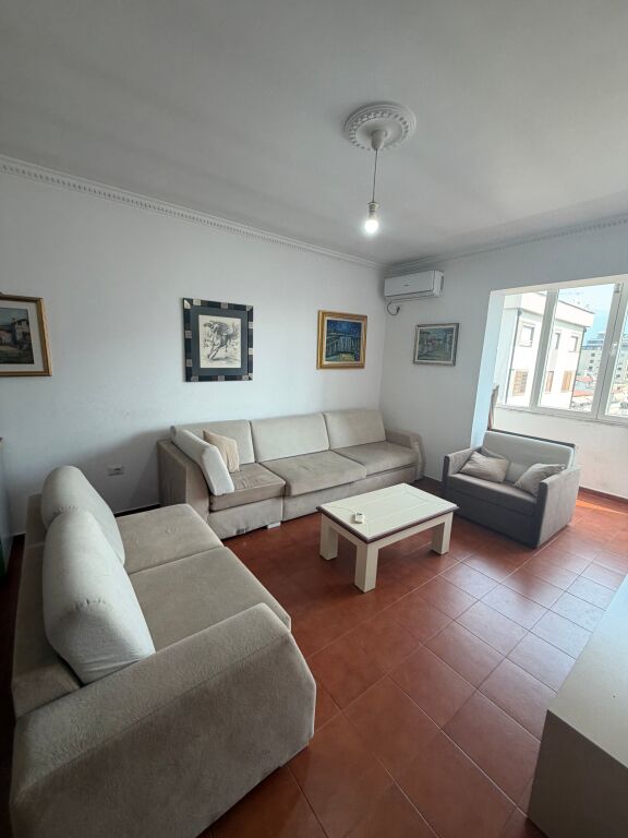 1+1, 6° piano senza ascensore, Vasil Shanto, 600 euro