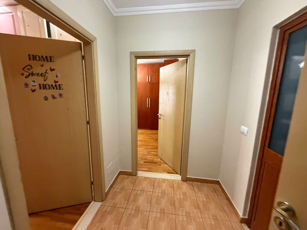 Jepet 2 +2 mobiluar rruga Barrikatave 80000 le  