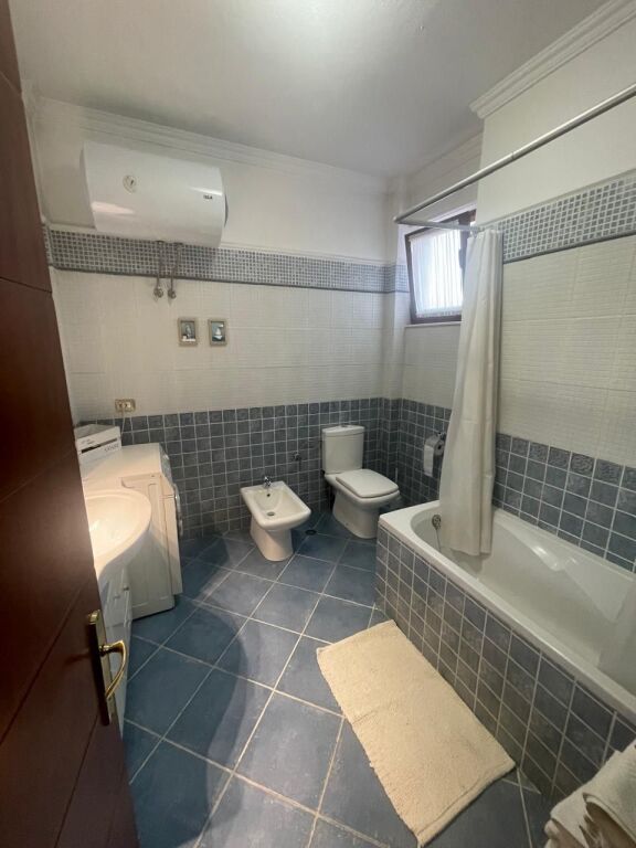Rruga e Elbasanit, jepet me qera apartament 1+1.