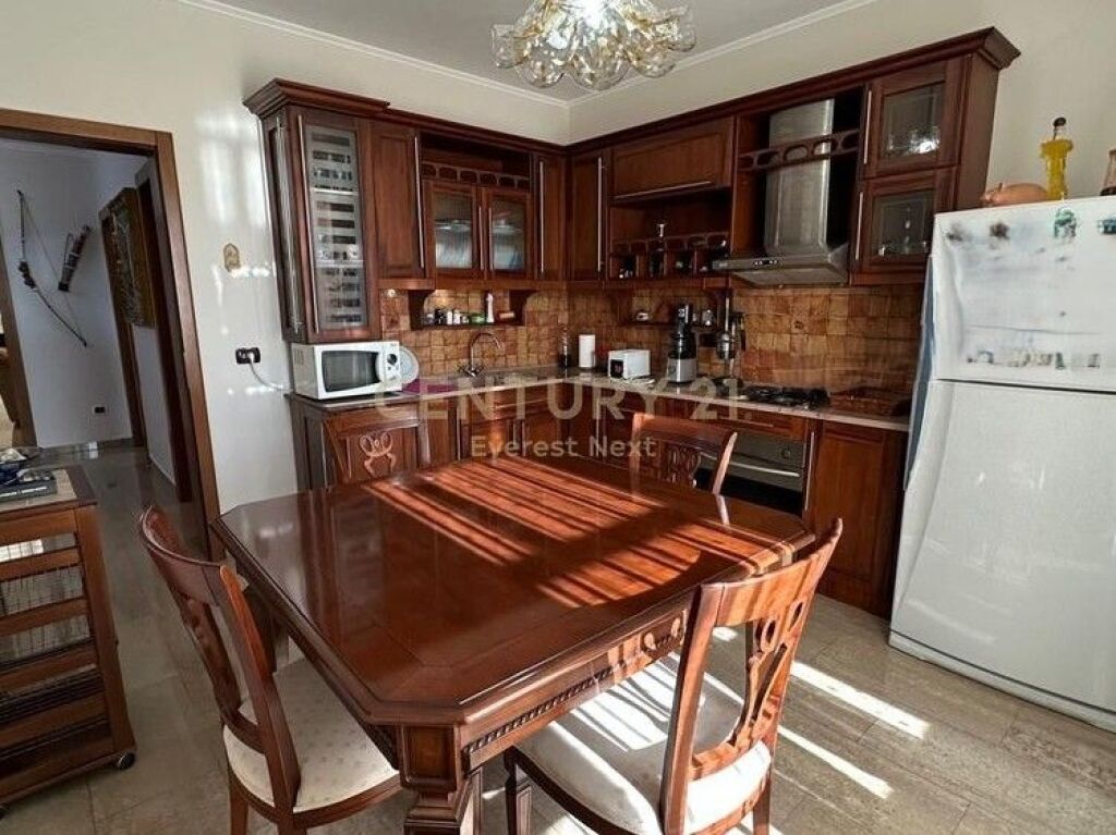 🏡 **SHITET APARTAMENT 2+1+2 – RRUGA BARRIKADAVE**