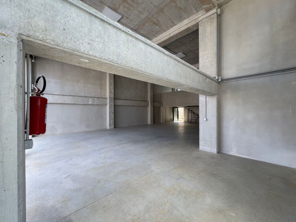 COMMERCIAL SPACE FOR RENT - 360 m² + 480 m² YARD | NEAR TEG, LUNDËR