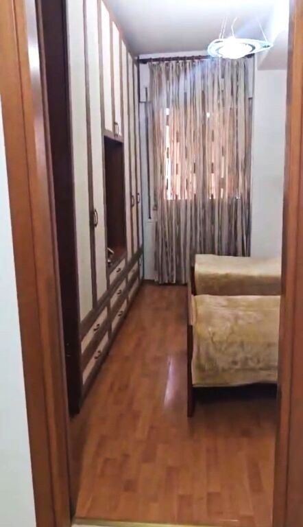 Il Comune di Parigi affitta un appartamento con una superficie di 104 m2, 2+1+2, arredato 800 Euro