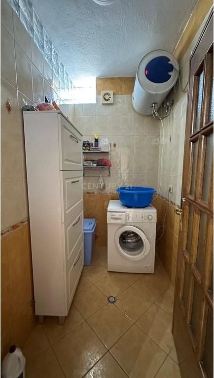 Shitet Apartament 2+1+2, Rruga e Barrikadave