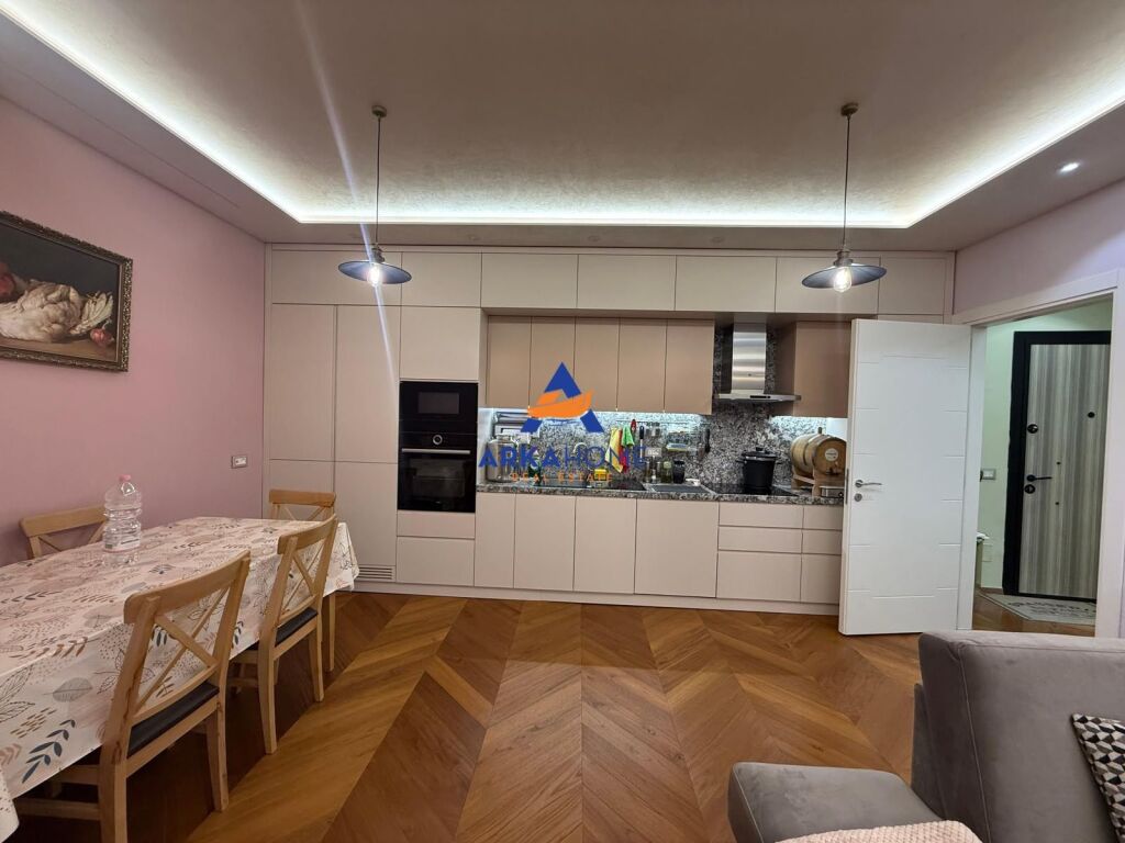 SHITET APARTAMENT 1+1 "PAZARI I RI" 300.000 EURO