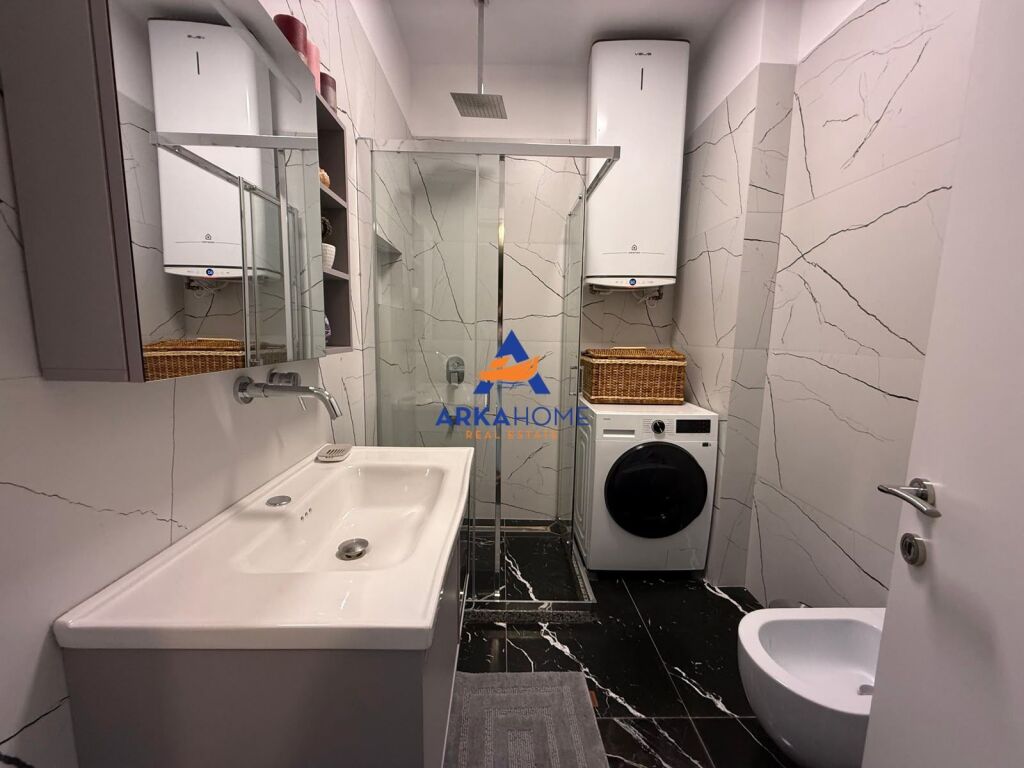 SHITET APARTAMENT 1+1+BALLKON "PAZARI I RI" 245.000 EURO