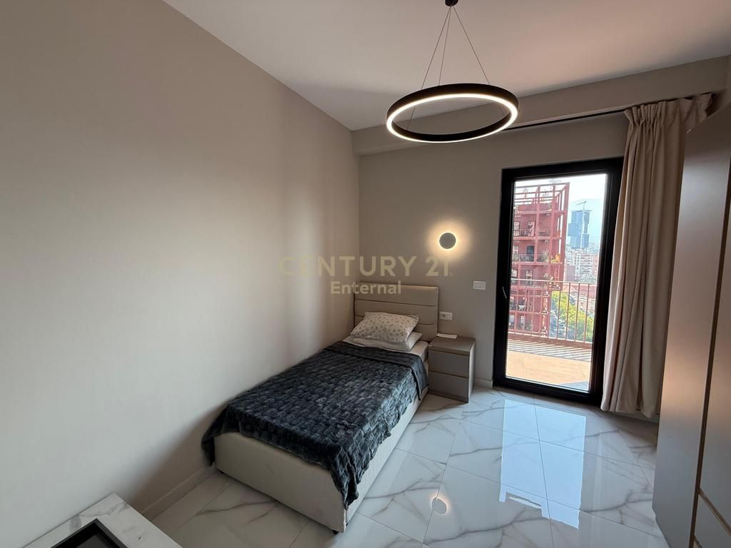 Apartament 3+1+2 me qira tek Garden Building, Rruga e Kavajes.