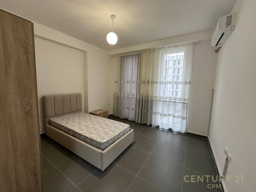 Jepet me Qera Apartament 3+1, Rruga 5 Maji