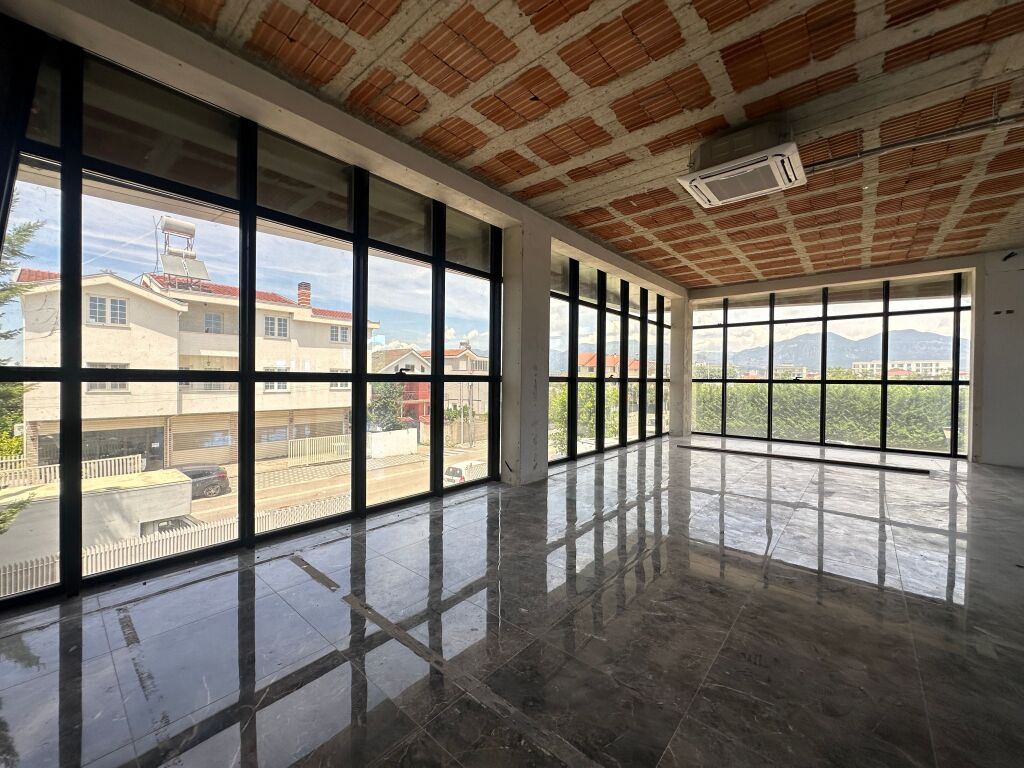 Service building for sale !