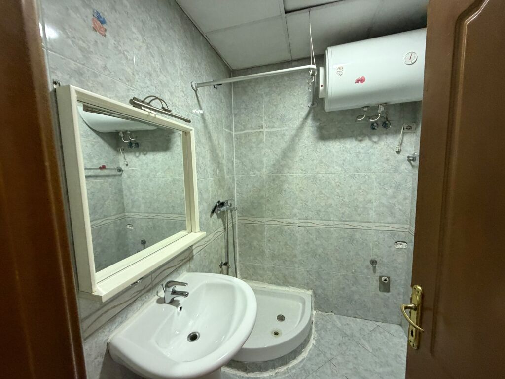 Vendesi in vendita 2+1, con superficie 90 m2, Posizione: 21 Dhjetori, vicino al Supermarket Joena Tipologia: 2+1 Superficie: 90 m? Piano: 7 Palazzo con 2 ascensori Prezzo 23.900.000 leke