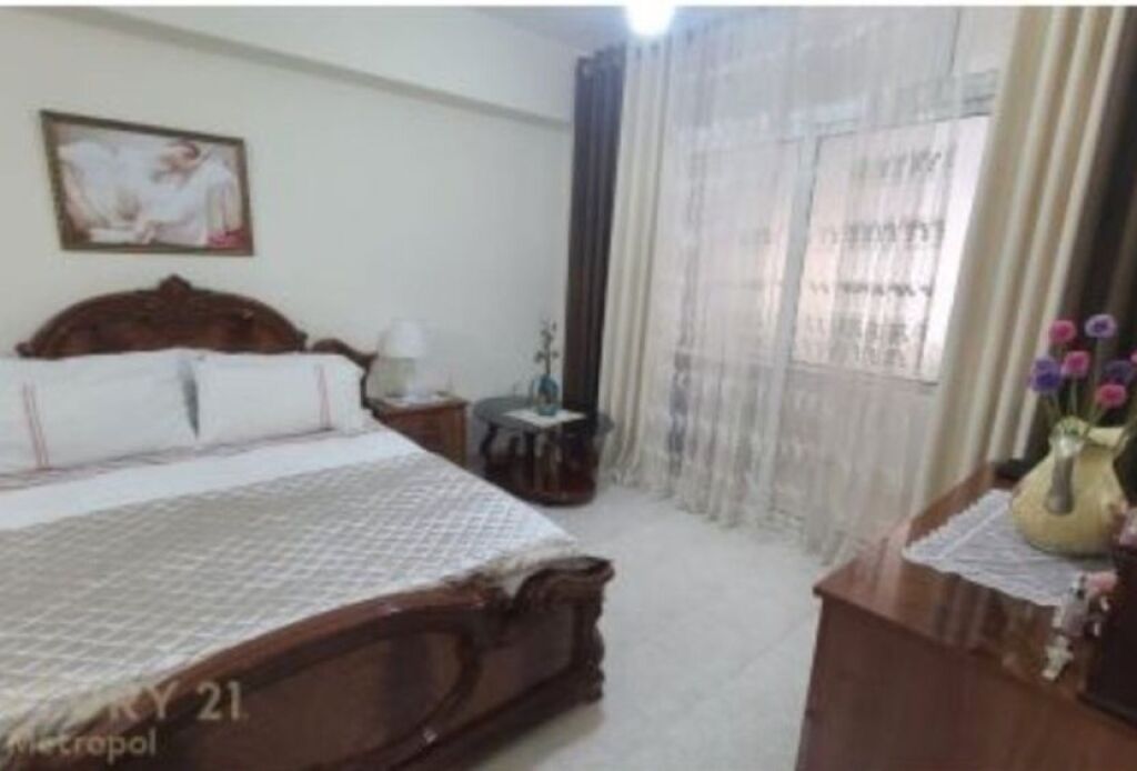 🏡 **JEPET ME QIRA APARTAMENT 2+1 – OXHAKU, RR. KONGRESI I MANASTIRIT**