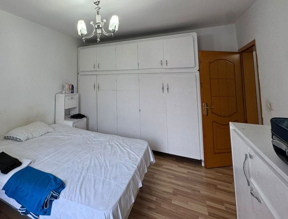 Shitet apartament 2+1 tek Rruga Asim Vokshi , perballe Shkolles Harry Fultz , Zogu i Zi , Rruga Jordan Misja , Brraka , Rruga Don Bosko .