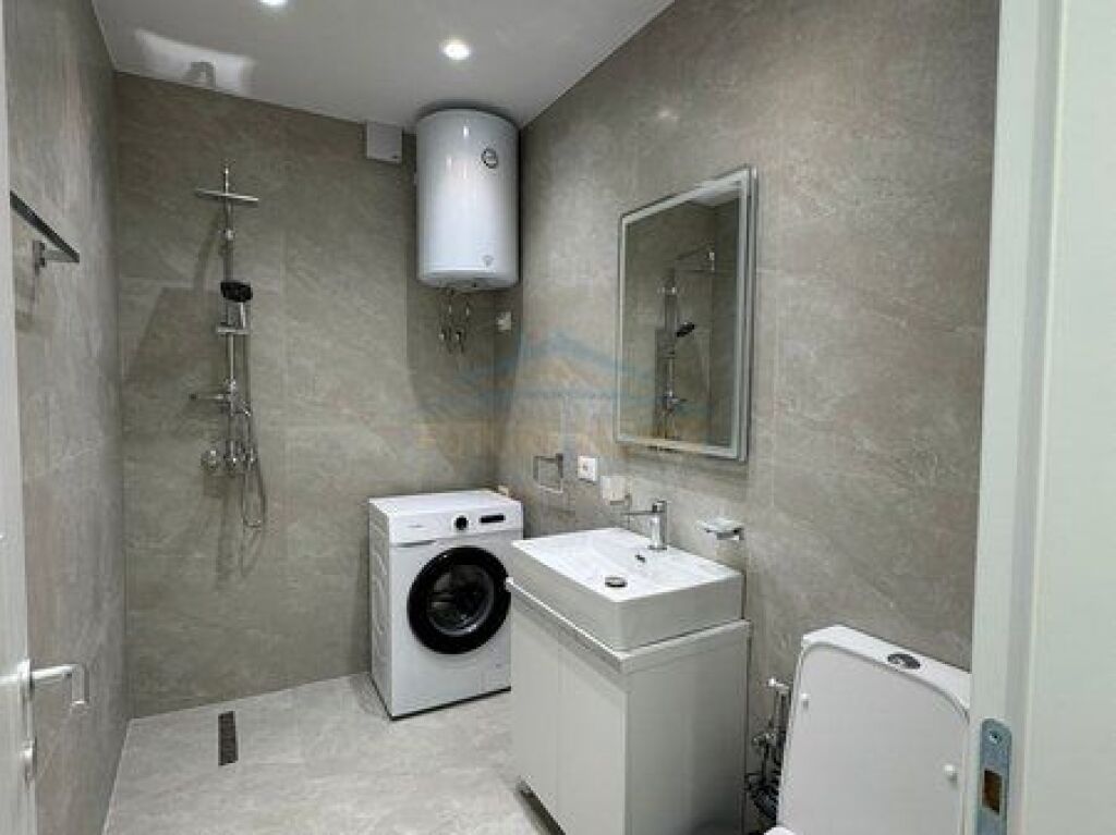Shitet, Apartament 2+1, Myslym Shyri, Tiranë.