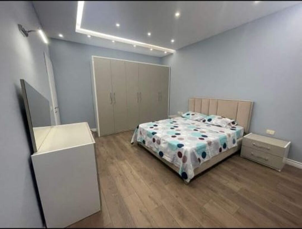 Porcelan  si affitta il secondo piano di una villa, con una superficie di 170𝐦, 3+1+2, arredato. 80,000Leke