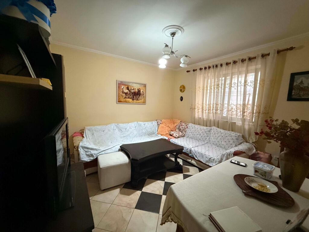 Shitet apartament 1+1 në zonën e Kombinatit,