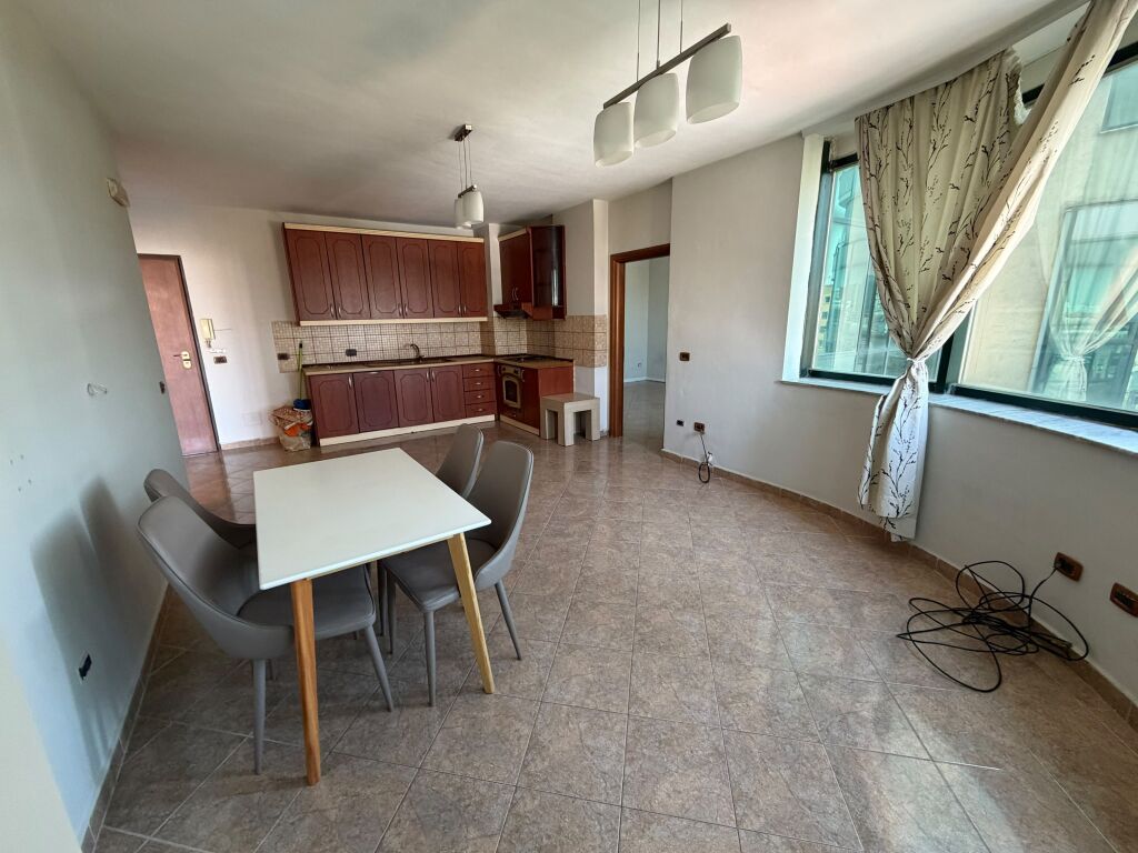 Vendesi in vendita 2+1, con superficie 90 m2, Posizione: 21 Dhjetori, vicino al Supermarket Joena Tipologia: 2+1 Superficie: 90 m? Piano: 7 Palazzo con 2 ascensori Prezzo 23.900.000 leke