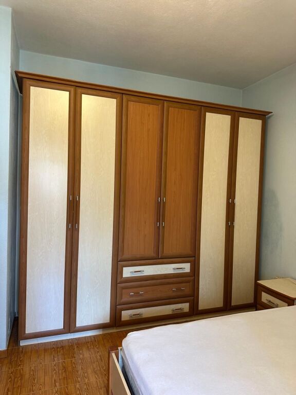 🏠Astir, vicino al Ristorante “Vellezrit Gjana” si affitta appartamento, 2+1+2, arredato. 50.000 Leke