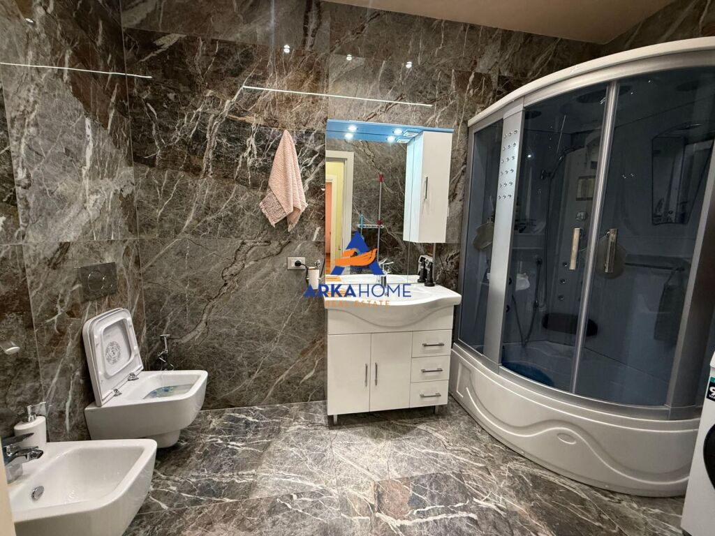 SHITET APARTAMENT 1+1 "PAZARI I RI" 300.000 EURO