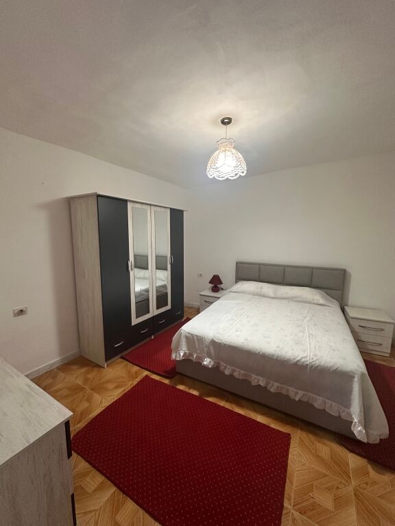 Ofrohet për qira një apartament komod 1+1 i ndodhur në një zonë të qetë dhe të kërkuar të Selitës, vetëm pak minuta larg qendrës së Tiranës.