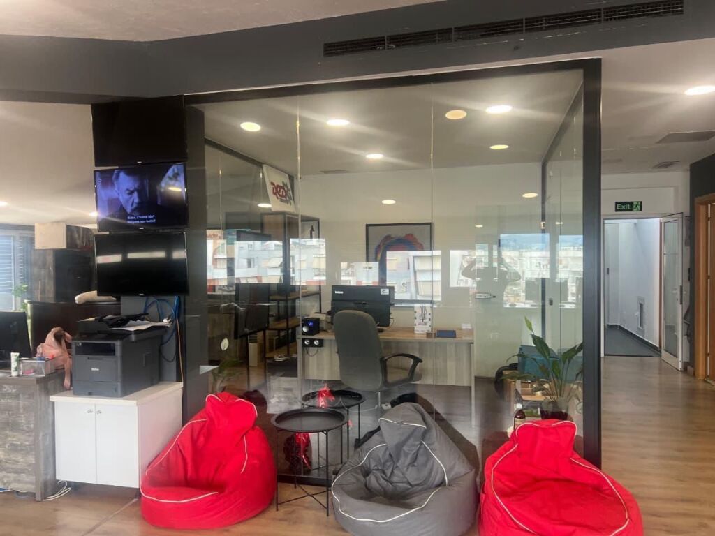 🏢 UFFICIO PREMIUM IN AFFITTO – VIA ELBASANI