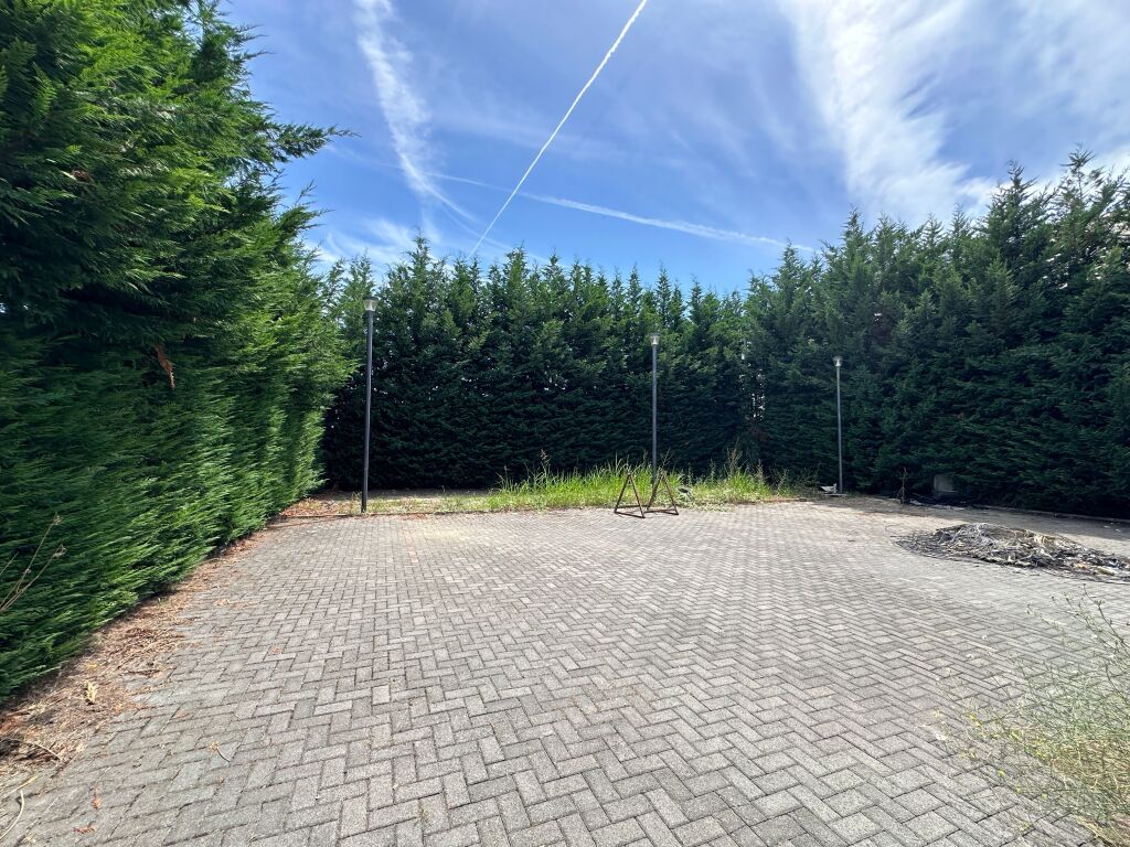 Service building for sale !