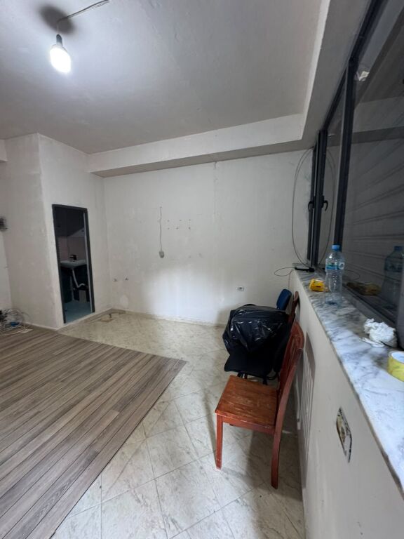 AMBIENTE 50m² IN AFFITTO – VIA KAVAJËS