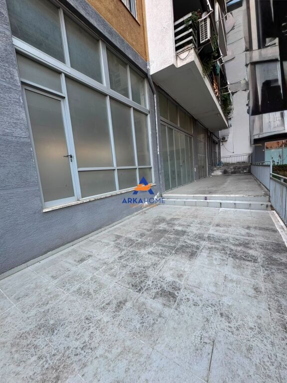 OKAZION!!! SHITET AMBIENT BIZNESI 250 M2 "LIQENI ARTIFICIAL" CMIMI I DISKUTUESHEM