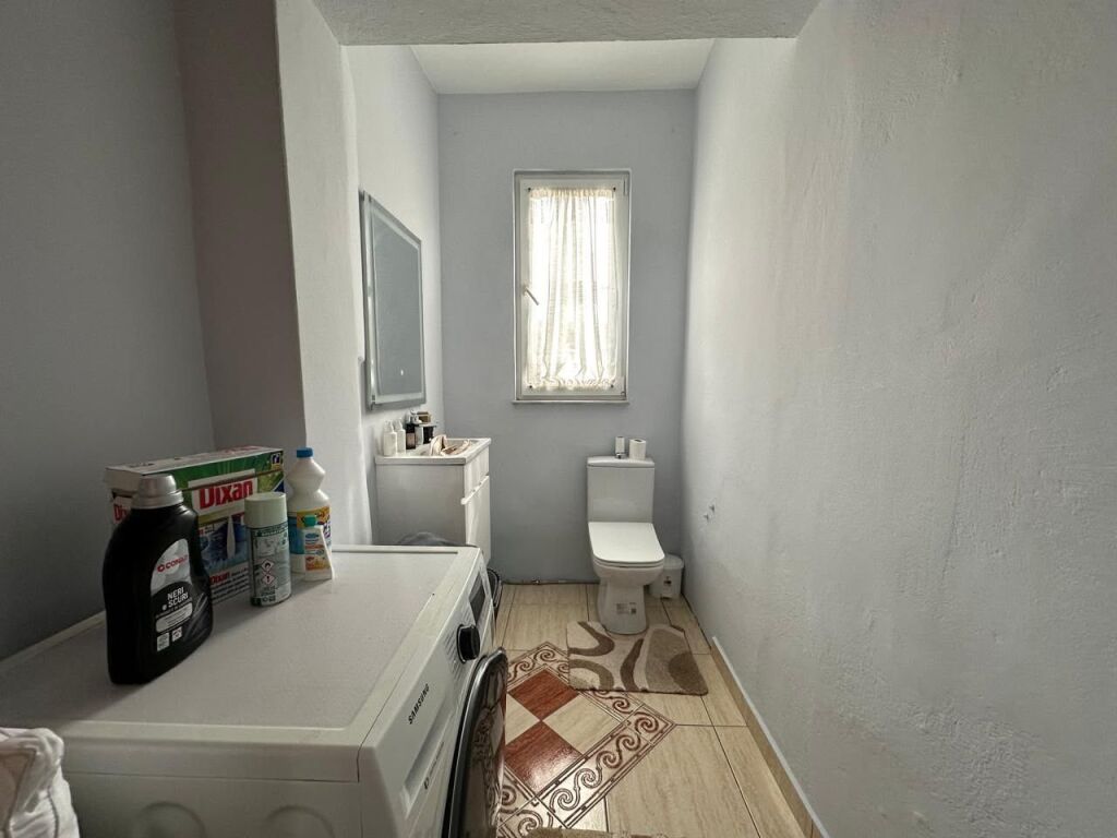 Jepet me qera apartament 3+1 ne Vasil Shanto