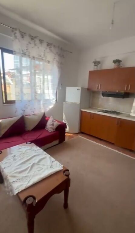 Jepet me qera Apartamenti shtepia 2+1 , rruga 5 Maj rruga Ali Beshiri 400 Mije leke