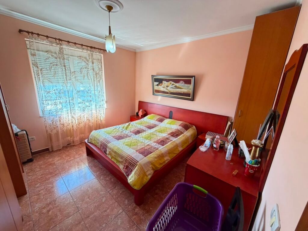 Shitet Apartament 2+1 Komuna Parisit