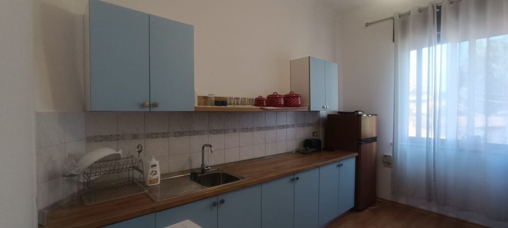 Rruga e Barrikadave, jepet me qera apartament 3+1+2.