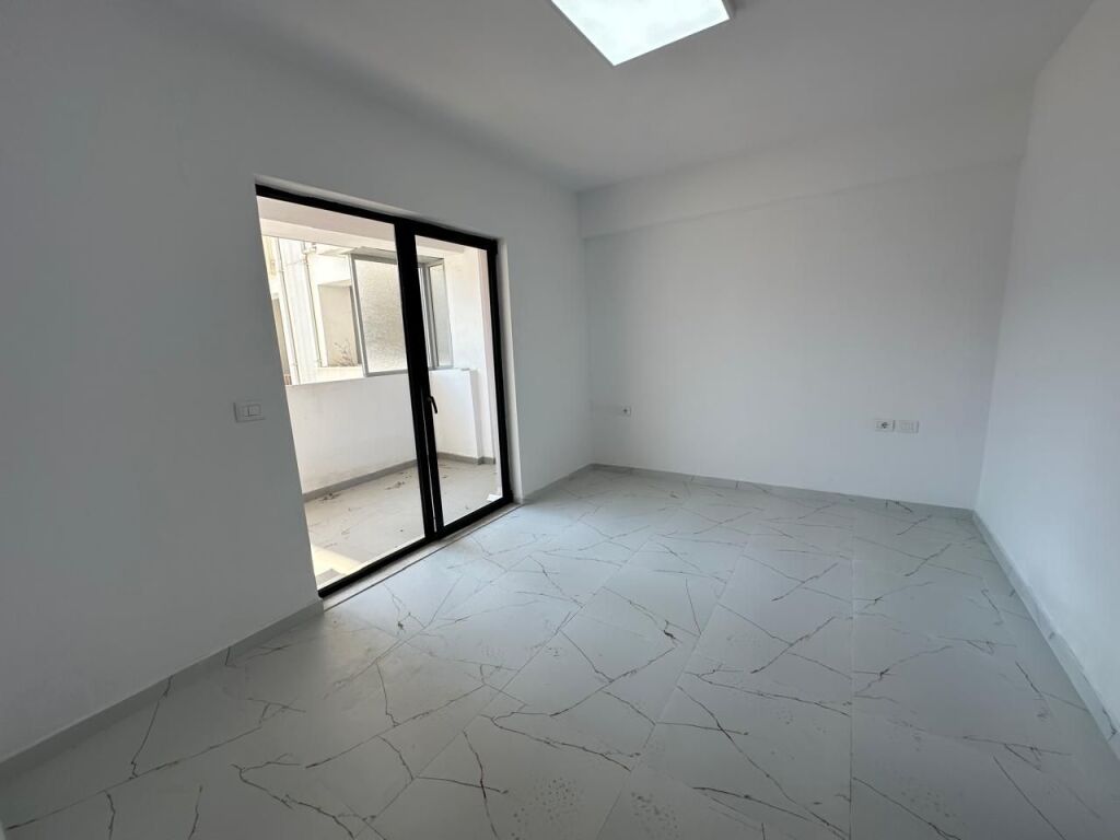🏢Rruga 5 Maji,jepet me qera ambient per zyra,me siperfaqe 96m2 ,bosh.45,000Leke