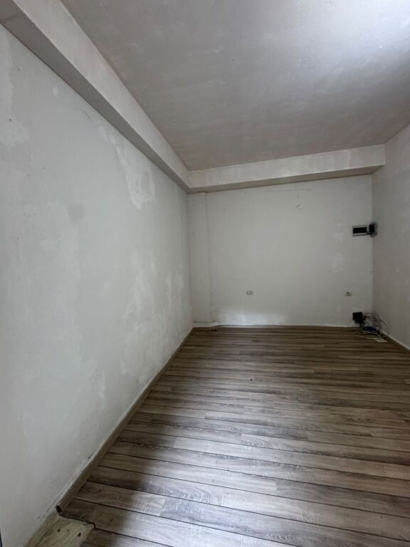 AMBIENTE 50m² IN AFFITTO – VIA KAVAJËS