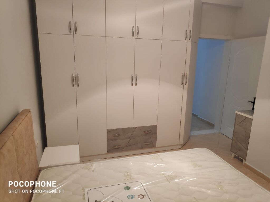 🏢Porcelan,pak minuta larg Universitetit Europian te Tirane  jepet me qera apartament,2+1,i mobiluar.50,000Leke