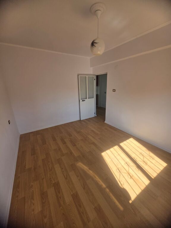 🏡 VENDESI APPARTAMENTO 2+1 + BALCONE – VICINO OSPEDALE, DURRËS