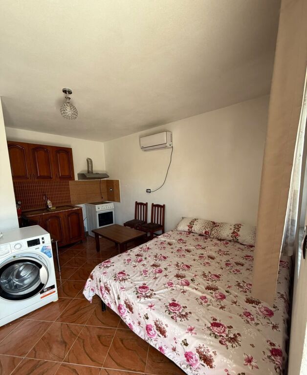 Jepet me qera Garsoniera ne vleren 250 mije leke te vjetra, rruga midis 5 Majit dhe Nenstacionit Elektrik ( rruga Pal Hasi)  250 Mije leke