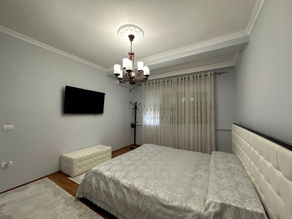 Jepet me qera apartament 3+1 ne Vasil Shanto
