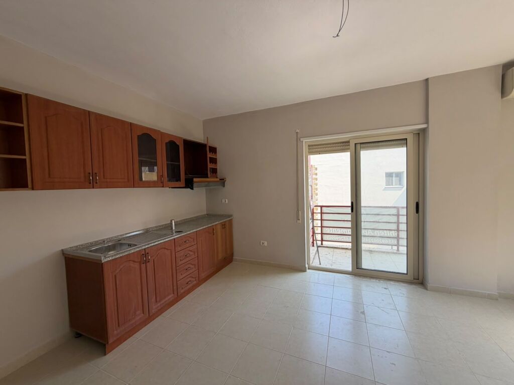 Shitet Apartament 1+1