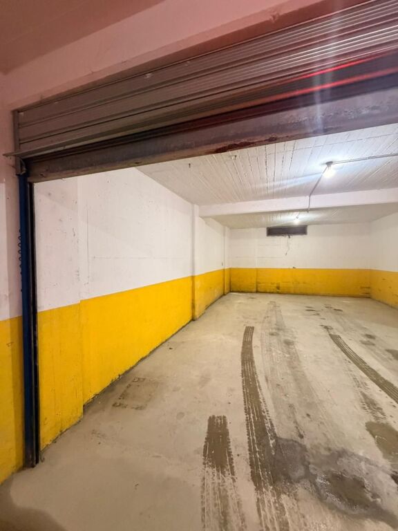 SHITET GARAZH I MBYLLUR PRANË PARKUT AULONA