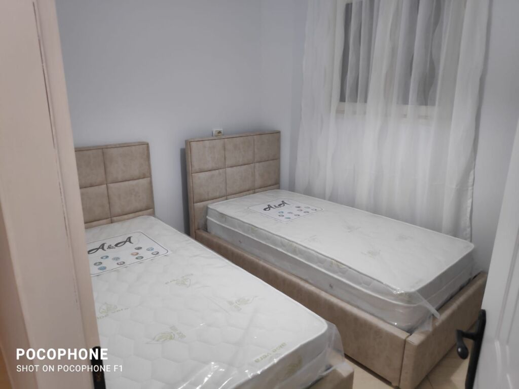 🏢Porcelan,pak minuta larg Universitetit Europian te Tirane  jepet me qera apartament,2+1,i mobiluar.50,000Leke
