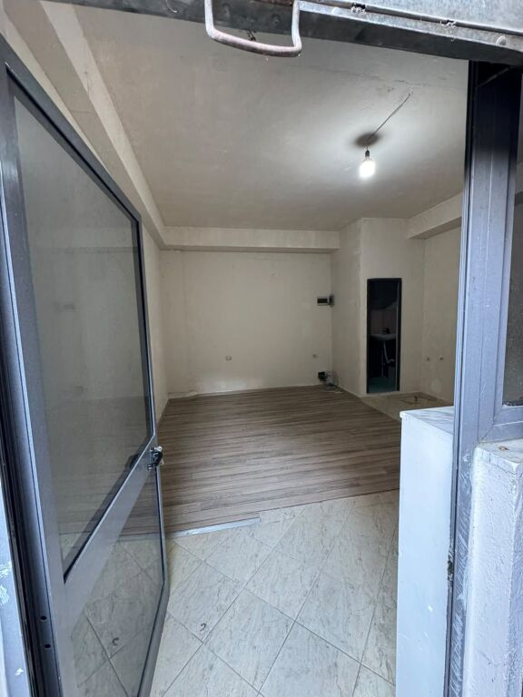 AMBIENTE 50m² IN AFFITTO – VIA KAVAJËS