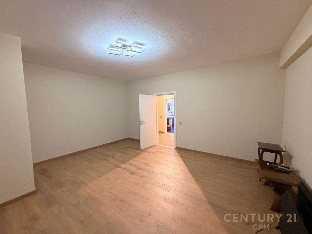 SHESIM APARTAMENT 3+1+2 PRANE STACIONIT TE FUNDIT TE TIRANES SE RE!!! Çmimi sipas kërkesës
