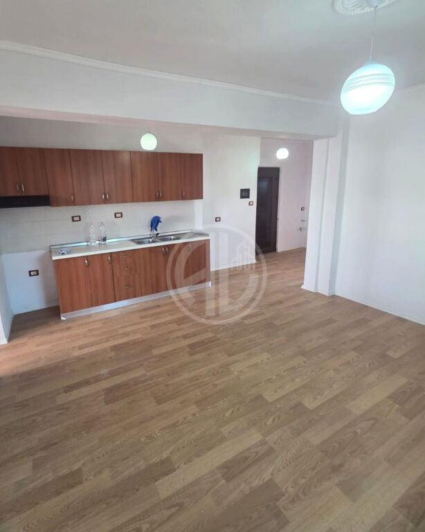 SHITET APARTAMENT 2+1 + BALLKON – PRANË SPITALIT, DURRËS
