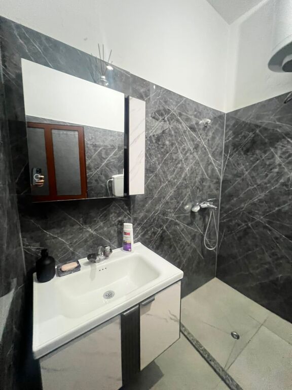JEPET ME QERA APARTAMENT 1+1 ZONA E FRIGORIFERIT,PLAZH, DURRES