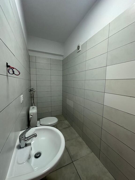 🏢Rruga 5 Maji,jepet me qera ambient per zyra,me siperfaqe 96m2 ,bosh.45,000Leke
